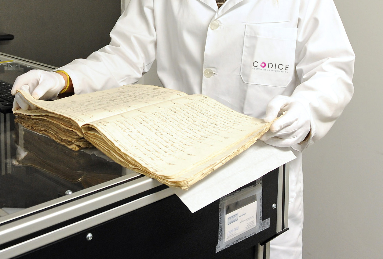 ARCHIVEROS Y DOCUMENTALISTAS